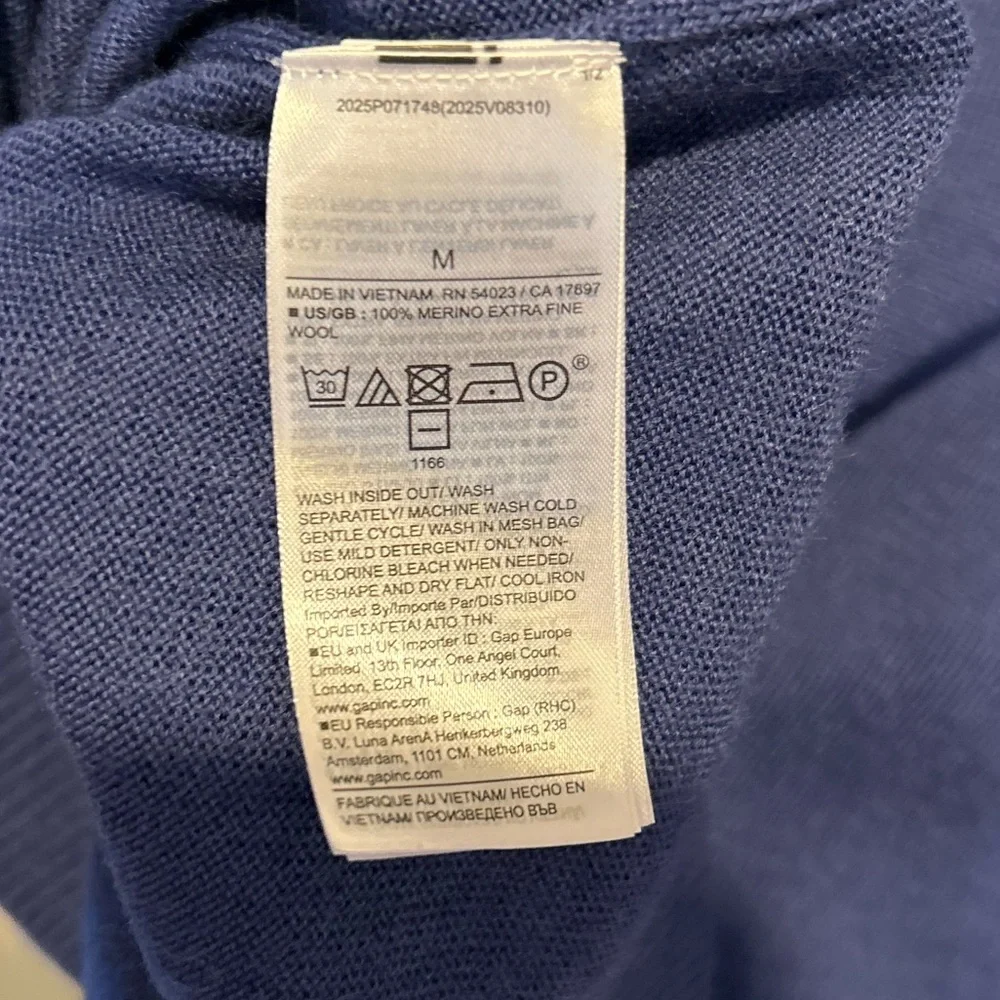 Banana Republic Lightweight Bold Blue Fine Merino Wool V-Neck Sweater Size M - Picture 7 of 7